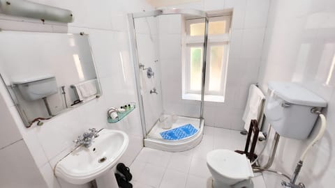 Club Double Room | Bathroom | Free toiletries, bathrobes
