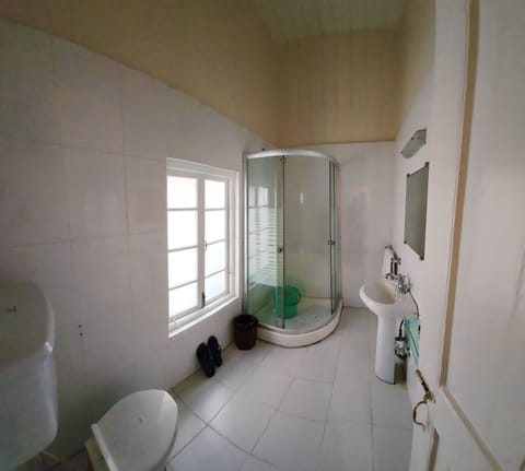 Classic Double Room | Bathroom | Free toiletries, bathrobes