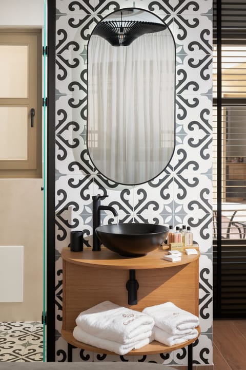 Junior Suite | Bathroom | Shower, hair dryer, bathrobes, slippers