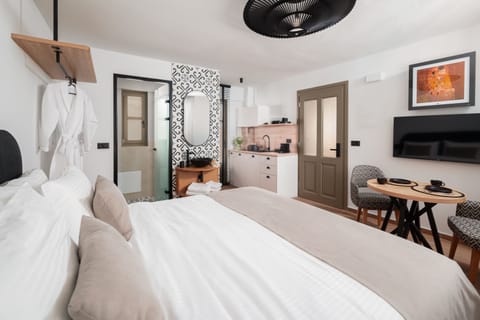 Junior Suite | 1 bedroom, in-room safe, soundproofing, iron/ironing board