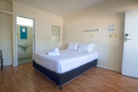 Standard Studio, 1 Queen Bed | Iron/ironing board, free WiFi, bed sheets