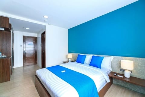 Superior Double Room Single Use | Free WiFi, bed sheets