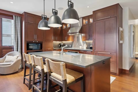 1708016048712-1139-1