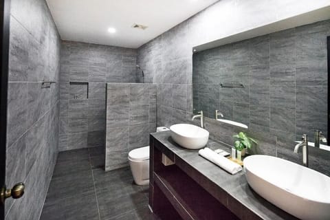 Deluxe Double Room, 2 Queen Beds, Garden View | Bathroom