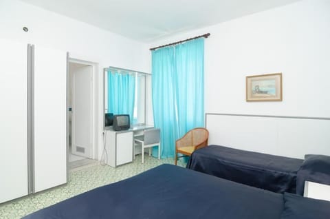 Standard Triple Room | Desk, free WiFi, bed sheets