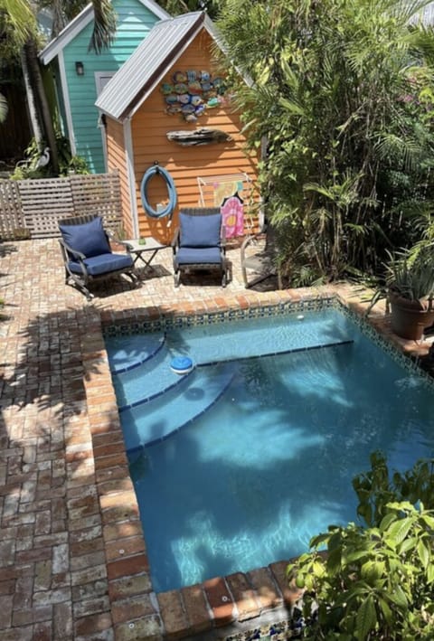 Beautiful pool with plenty of room to relax!!