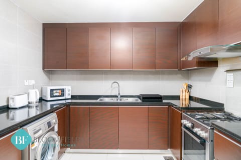 Basic Apartment | Private kitchen | Fridge, microwave, cookware/dishes/utensils