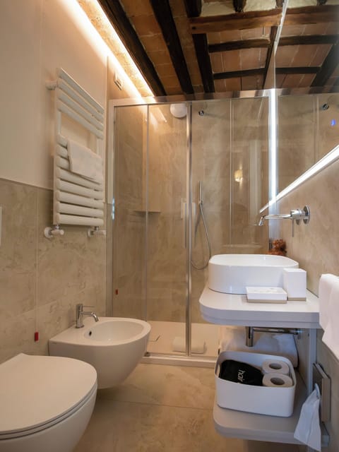 Panoramic Room, 1 Bedroom, Non Smoking, Ensuite | Bathroom | Shower, rainfall showerhead, free toiletries, hair dryer