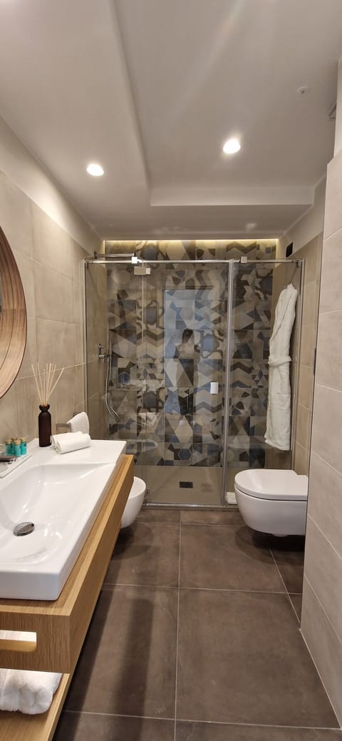 Deluxe Room | Bathroom | Shower, rainfall showerhead, hair dryer, bidet