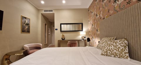 Deluxe Room | Premium bedding, down comforters, pillowtop beds, minibar