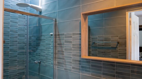 Executive Apartment | Bathroom | Shower, free toiletries, towels, soap