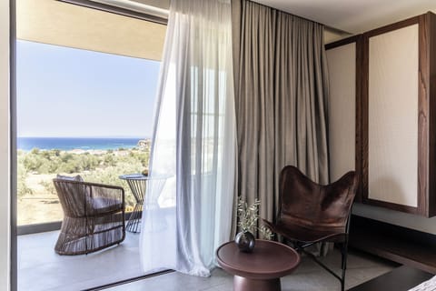 Deluxe Suite, Sea View | Egyptian cotton sheets, premium bedding, minibar, in-room safe