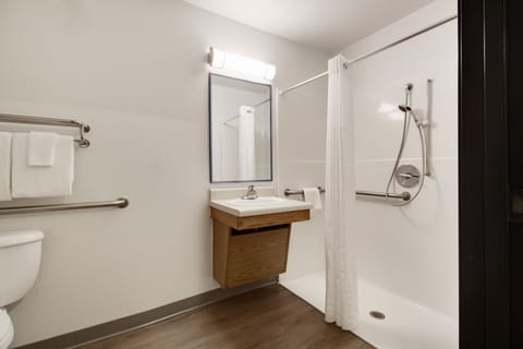 Suite, 1 Double Bed, Accessible, Non Smoking | Bathroom | Combined shower/tub, hair dryer, towels