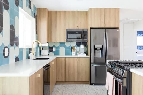 Palm Vista: Beautiful Cabana, Tiger Mural, Heated Pool & Spa, Office & Mini Golf in Palm Springs CA managed by Rather Be Properties