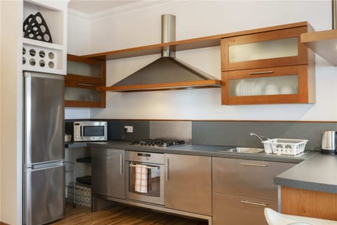 Basic Apartment, 2 Double Beds | Private kitchen | Fridge, microwave, oven, stovetop