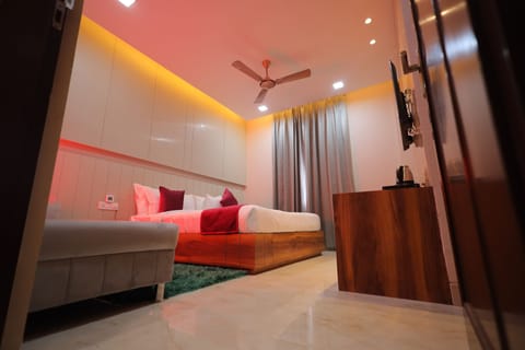 Deluxe Double Room | Frette Italian sheets, premium bedding, Select Comfort beds