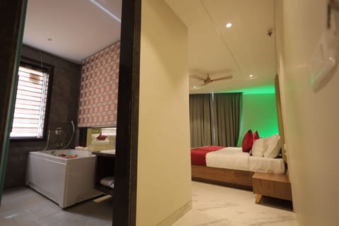 Executive Room | Bathroom | Rainfall showerhead, designer toiletries, hair dryer, slippers