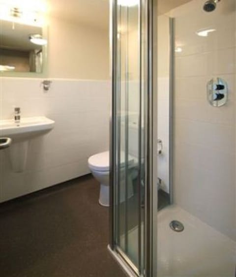 Standard Double Room | Bathroom | Shower, hair dryer, towels