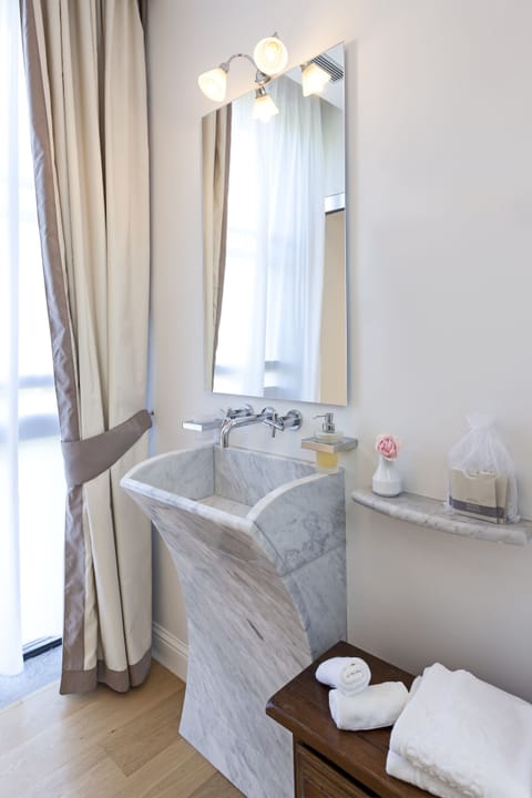 Classic Double or Twin Room | Bathroom | Rainfall showerhead, hair dryer, bathrobes, slippers