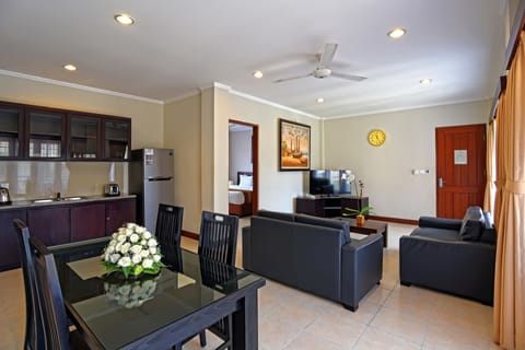 Deluxe Apartment, 2 Bedrooms, Accessible, Pool View | Private kitchen | Stovetop, coffee/tea maker, electric kettle