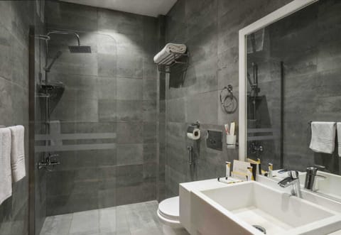 Deluxe Room | Bathroom | Deep soaking tub, hydromassage showerhead, hair dryer, bathrobes