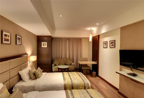 4 bedrooms, Egyptian cotton sheets, premium bedding, minibar