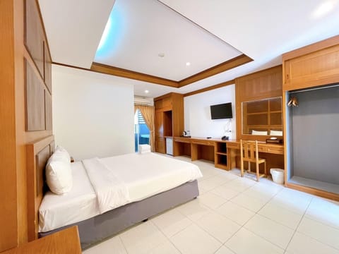 Superior Double Room | Desk, laptop workspace, blackout drapes, free WiFi