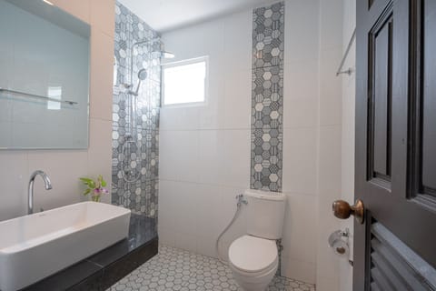 Standard Double Room | Bathroom | Shower, rainfall showerhead, free toiletries, towels