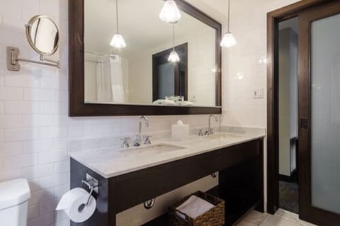 Romantic Luxury Suite | Bathroom | Combined shower/tub, eco-friendly toiletries, hair dryer, towels