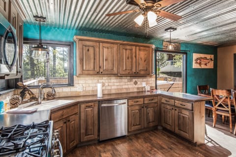 Cabin, Multiple Beds, Jetted Tub | Private kitchen | Fridge, microwave, oven, stovetop