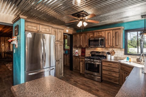 Cabin, Multiple Beds, Jetted Tub | Private kitchen | Fridge, microwave, oven, stovetop