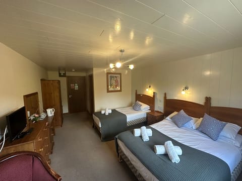 Standard Triple Room, Multiple Beds | Desk, bed sheets
