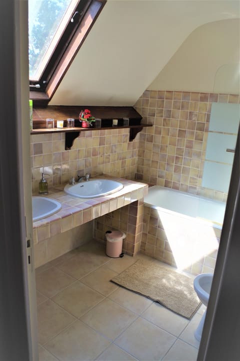 Hortensia Room | Bathroom | Hair dryer, soap, shampoo, toilet paper