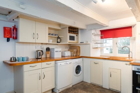 Cottage | Private kitchen | Fridge, dishwasher, electric kettle, toaster