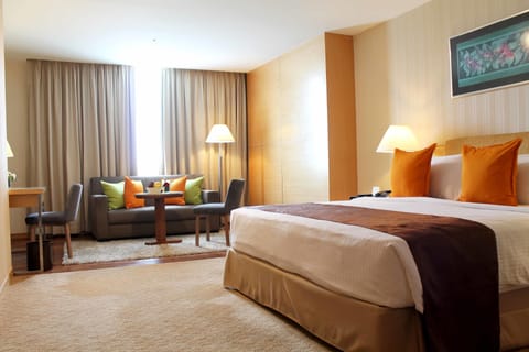 Deluxe Queen Room | Minibar, in-room safe, desk, iron/ironing board