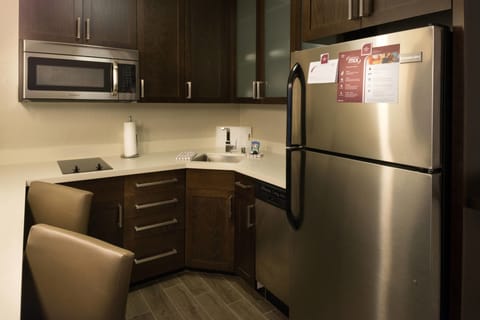 Full-size fridge, microwave, stovetop, dishwasher