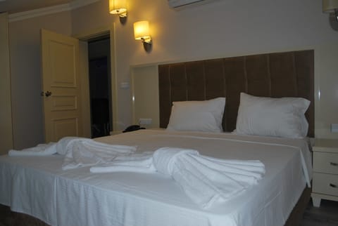 Deluxe Double Room, Balcony | 1 bedroom, minibar, individually decorated, desk