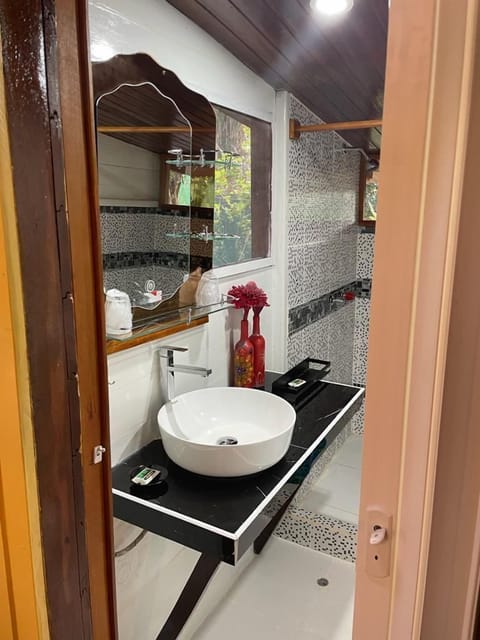 Business Cabin | Bathroom | Shower, rainfall showerhead, heated floors, towels