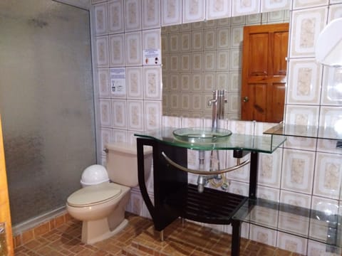 Standard Quadruple Room | Bathroom | Free toiletries