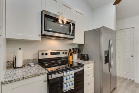 House (1 Bedroom) | Private kitchen | Microwave, oven, stovetop, dishwasher