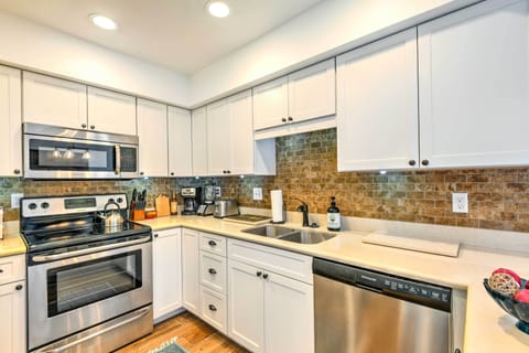 Apartment (3 Bedrooms) | Private kitchen | Microwave, oven, stovetop, dishwasher