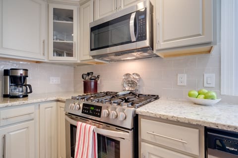 House (3 Bedrooms) | Private kitchen | Microwave, oven, stovetop, dishwasher