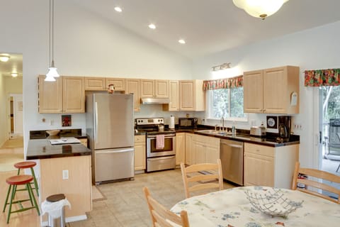 House (2 Bedrooms) | Private kitchen | Microwave, oven, stovetop, dishwasher