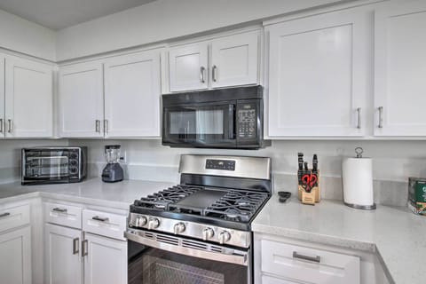 Apartment (3 Bedrooms) | Private kitchen | Microwave, oven, stovetop, dishwasher