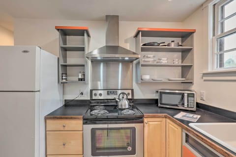 Apartment (0 Bedroom) | Private kitchen | Microwave, oven, stovetop, cookware/dishes/utensils