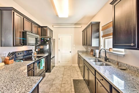 Apartment (3 Bedrooms) | Private kitchen | Microwave, oven, stovetop, dishwasher