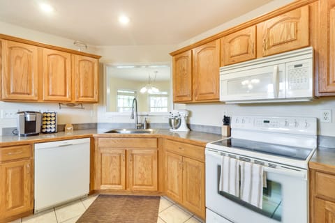 House (3 Bedrooms) | Private kitchen | Microwave, oven, stovetop, dishwasher