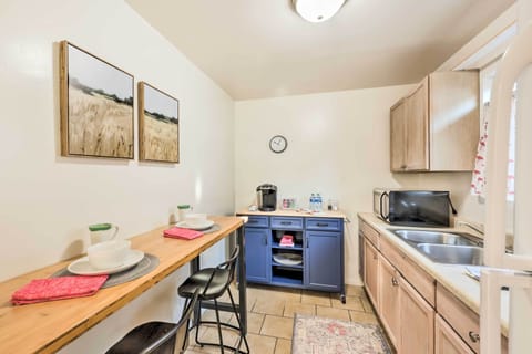 Cottage (1 Bedroom) | Private kitchen | Microwave, cookware/dishes/utensils, paper towels