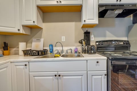 Apartment (2 Bedrooms) | Private kitchen | Microwave, oven, stovetop, blender