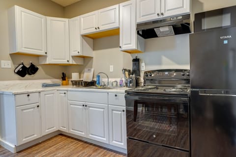 Apartment (2 Bedrooms) | Private kitchen | Microwave, oven, stovetop, blender